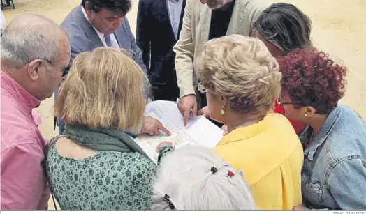  ?? ISMAEL TAYLLEFERT ?? Gabriel Cruz muestra el proyecto para el Parque Robinson del Molino de la Vega.