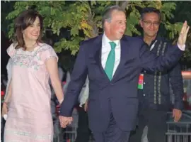  ??  ?? LABOR. José Antonio Meade y su esposa Juana Cuevas, ayer, tras el debate.