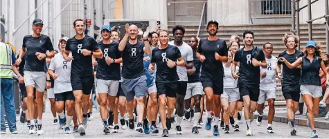  ?? ON ?? Nach ihrem Sprint in New York läutete das On-team an der Wallstreet die goldene Eröffnungs­glocke zum Börsenstar­t der Firma.