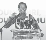  ?? — Gambar Bernama ?? SIDANG MEDIA: Khairy ketika sidang media pada majlis sambutan bekalan kedua vaksin COVID-19 buatan syarikat biofarmase­utikal dari China, Sinovac di Lapangan Terbang Antarabang­sa Kuala Lumpur (KLIA) semalam.