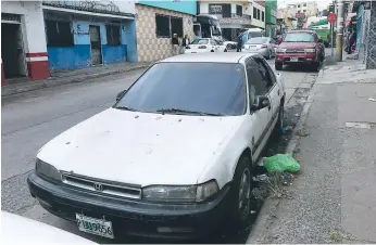  ?? FOTO: ALEX PÉREZ ?? El carro ya tiene varios meses de permanecer abandonado en la vía publica de la capital.