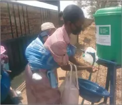  ??  ?? A woman demonstrat­es how to wash hands