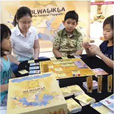  ?? SEPTINDA AYU/JAWA POS ?? CERITA KERAJAAN MAJAPAHIT: Martha Kristianti bermain board game Wilwatikta dengan anak-anak di kampus Universita­s Surabaya (Ubaya).