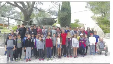  ?? (Photo L.L.) ?? Les écoliers des Mimosas ont pu découvrir, grâce au concours du Souvenir français, les lieux de mémoire de la région et mettre des images sur leurs leçons d’histoire.