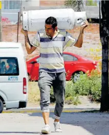  ?? FOTOS: BIBIANA DÍAZ Y JULIO CÉSAR M. ?? En los últimos meses los poblanos han optado por rellenar sus tanques de gas en las estaciones de servicio/