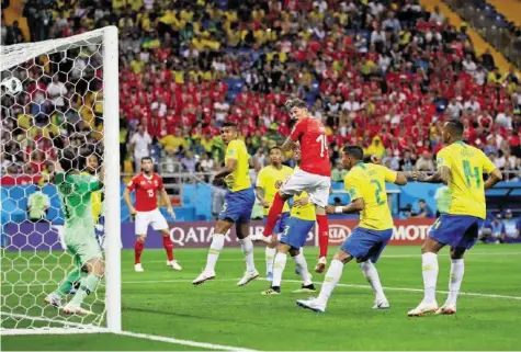  ?? GETTY ?? Der Moment, in dem sich der Schweizer Mut auszahlt: Steven Zuber bezwingt Brasilien-goalie Alisson zum 1:1.