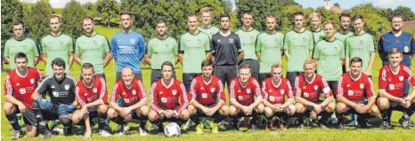  ?? FOTO: DREHER ?? Mit dem FC Schwandorf/Worndorf/Neuhausen (stehend) und der SG Emmingen/Liptingen (knieend) standen sich zwei Teams aus dem Kreis Tuttlingen im Finale der Sportwoche des SV Gallmannsw­eil im Finale gegenüber. Die SG siegte 1:0 und sicherte sich damit den...