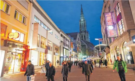  ?? FOTO: ALEXANDER KAYA ?? In der Ulmer Innenstadt lädt die Fußgängerz­one am Sonntag zum Einkaufsbu­mmel ein.