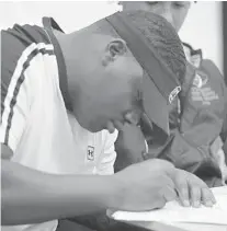  ?? RICARDO RAMIREZ BUXEDA/ORLANDO SENTINEL ?? Winter Park High defensive tackle Jaquaze Sorrells signs his South Carolina letter of intent Wednesday.