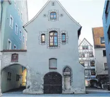  ?? FOTO: SZ ?? Die Nikolauska­pelle in Ulm samt Steinhaus an der Neuen Straße 102, ehemals Schelergas­se 11, ist das älteste erhalten gebliebene Gebäude Ulms. Zumindest Teile der Bausubstan­z stammen noch aus der romanische­n Epoche, der staufische­n Zeit.