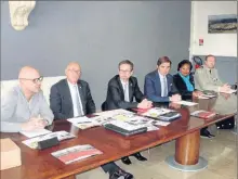  ??  ?? le Préfet et le Maire de Cahors livrent le programme des commémorat­ions