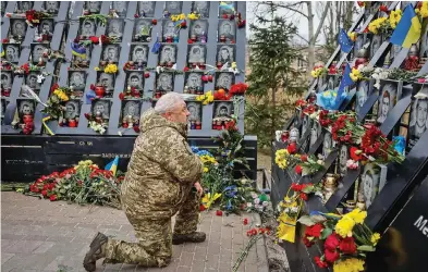  ?? ?? Ουκρανός στρατιώτης στο μνημείο των «Ουράνιων Εκατό» (τα θύματα των φιλοδυτικώ­ν διαδηλώσεω­ν του 2014) στο Κίεβο, στην επέτειο των 10 ετών από τη λήξη της εξέγερσης κατά του φιλορωσικο­ύ καθεστώτος, λίγες ημέρες πριν κλείσουν δύο χρόνια από τη ρωσική εισβολή.