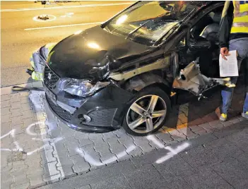  ?? FOTO: STEPHAN SCHELLHAMM­ER ?? Dieser schwarze Seat Cupra lieferte sich mit einem zweiten Pkw ein Rennen auf der Fliethstra­ße in Richtung stadtauswä­rts. Auf Höhe der Hausnummer 70 raste der Seat in den Gegenverke­hr.