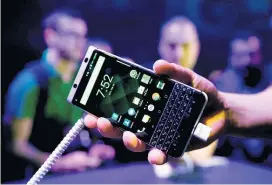  ??  ?? Blackberry kann mit einem neuen Android-Smartphone aufwarten: Das KeyOne zeichnet sich vor allem durch die Hardwareta­sten aus.