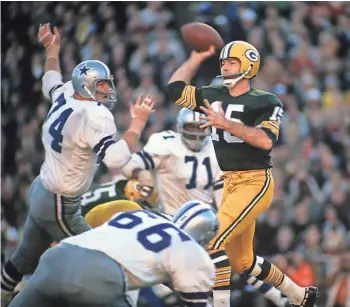  ?? NEIL LEIFER ?? Packers quarterbac­k Bart Starr completed 19 of 28 passes for 304 yards and four touchdowns in the victory.