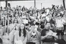  ?? ?? La música no faltó en Los Nogales, como tampoco las celebracio­nes.