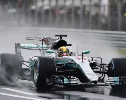  ?? FOTO: LEHTIKUVA/MIGUEL MEDINA ?? HISTORISK. Lewis Hamilton var snabbast i regnvädret i Monza.