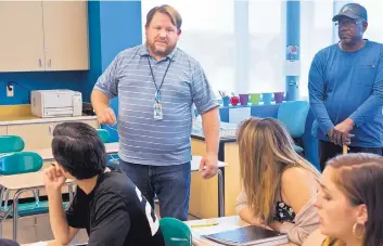  ?? MARLA BROSE/JOURNAL ?? Chris Welsh, Del Norte High dean of students, talks to students in the AVID program, which administra­tors say has helped the school improve its grade. At right is substitute teacher Bruce Langston.