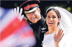  ?? FOTO: REUTERS ?? Prinz Harry und Meghan winken aus ihrer offenen Kutsche den Menschen am Wegesrand zu. Beide wirken glücklich und gelöst.