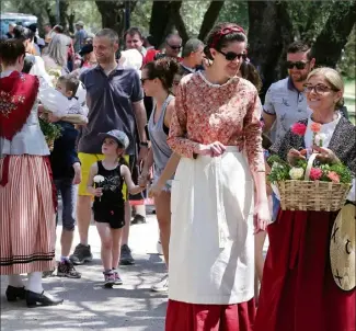  ??  ?? Tradition et bonne humeur hier au parc du Pian, où le printemps et les enfants étaient à la fête.