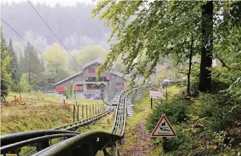  ?? FOTO: DPA ?? Die Sommerrode­lbahn „Trapper Slide“im sauerländi­schen Freizeitpa­rk „Fort Fun“ist nach dem tragischen Unfall vorübergeh­end geschlosse­n.