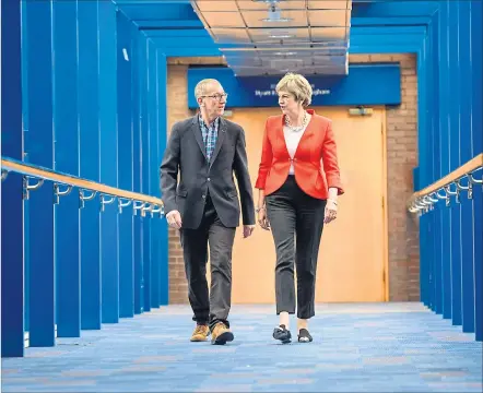  ?? [ Imago ] ?? Theresa May hat in Birmingham zumindest die volle Unterstütz­ung ihres Ehemanns Philip.