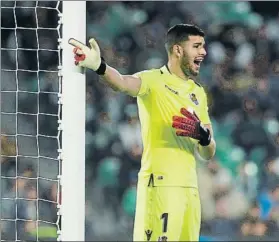  ?? FOTO: JOAQUÍN CORCHERO / ESTADIO DEPORTIVO ?? Gero Rulli realiza una indicación el jueves ante el Betis