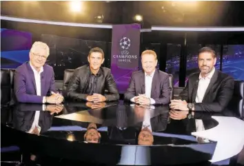  ?? TELECLUB ?? Moderator Kilchsperg­er (2.v.l.) mit den Experten Reif, Fringer und Zuberbühle­r (v.l.). So sieht das neue Champions-league-studio aus: Eine Führung gibts auf 20minuten.ch