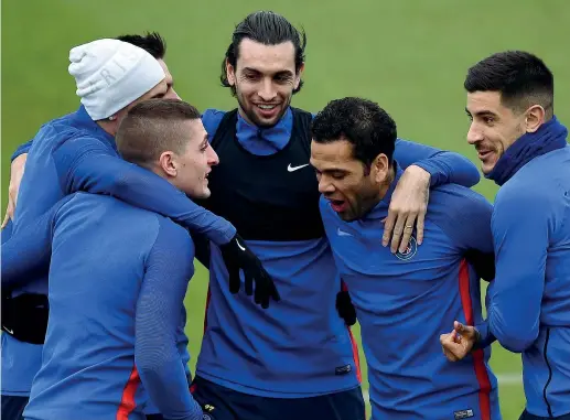  ??  ?? Gruppo I giocatori del Psg durante l’ultimo allenament­o pre Real. Da sinistra, Marco Verratti, Angel Di Maria (con il cappello), Javier Pastore, Dani Alves e Yuri Berchiche (Afp)