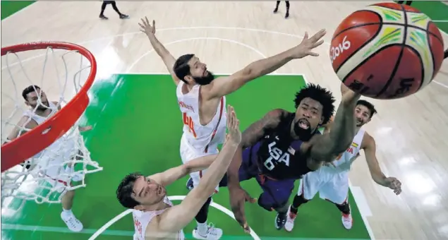  ??  ?? AUSENTES. DeAndre Jordan, pívot de Estados Unidos, lanza ante la defensa de Pau Gasol y Nikola Mirotic. Rudy Fernández y Ricky Rubio, mientras, observan la acción.