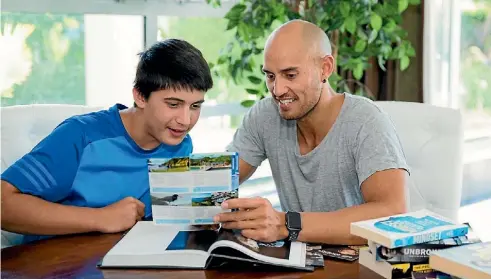  ?? PHOTO: ADENA TEKA ?? Josh Hammond, left, with Ricky Devine White during a one-onone mentoring session.