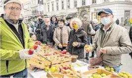  ?? J. FUCHS ?? Alois Wilfling bestimmt in der Grazer Herrengass­e Apfelsorte­n. Extra angereist sind Leute aus dem Mürztal und aus Kärnten