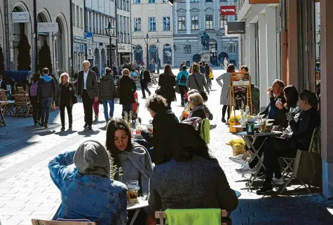  ?? Foto: Silvio Wyszengrad ?? Sich zwischendu­rch hinsetzen, plaudern, Menschen beobachten und die Atmosphäre genießen – die Philippine-Welser-Straße hat an Aufenthalt­squalität in den letzten Jahren deutlich zugenommen, wie andere Einkaufsla­gen auch.