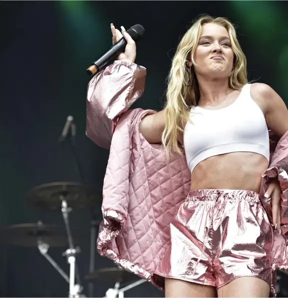  ??  ?? SÄGER IFRÅN. Zara Larsson har sedan genombrott­et varit en aktiv feministis­k röst. Till helgen spelar hon på festivalen Queens of Pop.