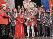  ??  ?? Das Viersener Prinzenpaa­r Dirk II. und Betina I. im Notburgasa­al bei der Gala-Sitzung der KG Roahser Jonges.