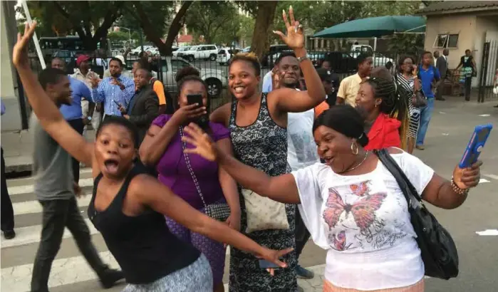  ?? BEGGE FOTO: JØRGEN LOHNE ?? Det brøt ut vill jubel i Harares gater da det ble kjent at Robert Mugabe trekker seg.