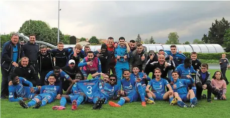  ?? | PHOTO : ANGÉLIQUE PAPIN ?? Les Chataigner­aisiens montent officielle­ment en National 3 grâce à leur victoire sur les Sables-d’Olonne.