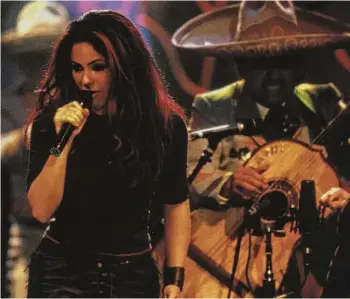  ?? Sony Discos ?? Shakira on performed her “MTV Unplugged” set entirely in Spanish in 2000.