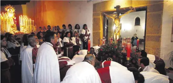  ?? EL PERIÓDICO ?? Salida del Espíritu Santo del paso del Cristo del Humillader­o, una antiquísim­a talla del siglo XIV que procesiona en Jueves Santo.