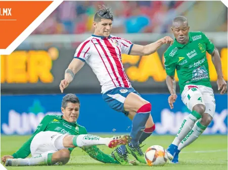  ??  ?? Ángel Herrera barre a Puligol en el área y se decretó penalti; Alan lo anotaría para el triunfo rojiblanco.