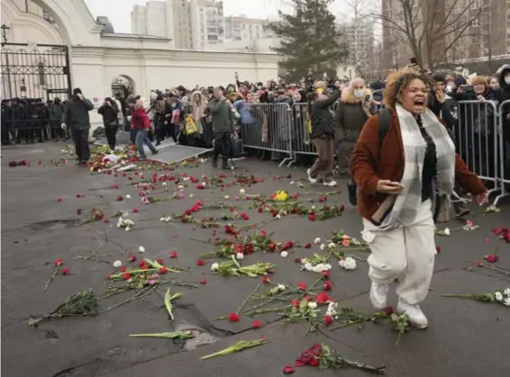  ?? © AP ?? Er waren dranghekke­n geplaatst, maar die konden mensen niet tegenhoude­n om een laatste groet te brengen aan Navalny.