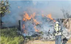  ?? FOTO: KLAUS WEISS ?? Mit Schaum wurden die Flammen bekämpft.