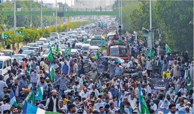  ?? Agence France-presse ?? ↑ Activists of Jamaat-e-islami protest against electricit­y shortage as they block a road in Karachi on Saturday.