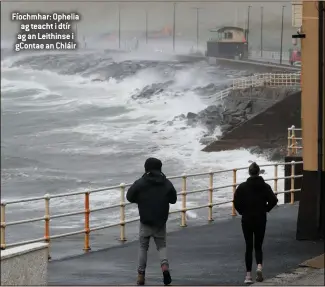  ??  ?? Fíochmhar: Ophelia ag teacht i dtír ag an Leithinse i gContae an Chláir