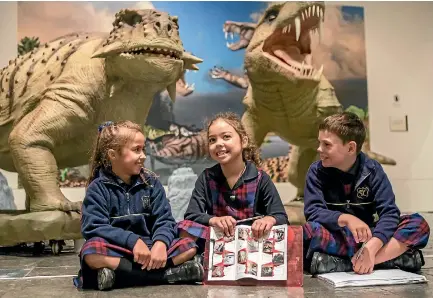  ?? PHOTO: TOM LEE/FAIRFAX NZ ?? Daytona Barker, 7, Eloise Careswell-King, 7, and Kamryn Sewell, 8, learn about life before dinosaurs.