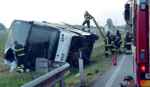  ??  ?? Feriti Alcune immagini delle operazioni di soccorso dopo il pauroso incidente di ieri sulla Feltrina. 16 i feriti, tutti fortunatam­ente lievi, erano di ritorno da una gita scolastica