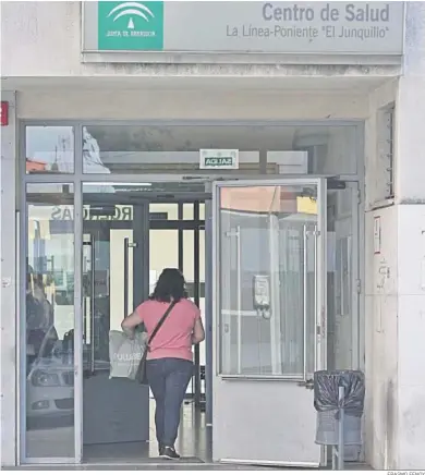  ?? ERASMO FENOY ?? Una paciente accede a un centro de salud en la comarca de Gibraltar.