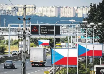  ?? Foto: František Vlček, MAFRA ?? Budou se lépe sundávat Vlajka na billboardu podle ministerst­va dopravy nezmění to, že ho jeho majitel musí do 1. září odstranit. Díky vlajkám se prý aspoň bude dobře kontrolova­t, zda tak učinil.