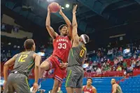  ?? EVERT NELSON/ASSOCIATED PRESS ?? Kansas forward David McCormack looks to shoot as Baylor’s Flo Thamba defends during the second half of Saturday’s game in Lawrence, Kan.