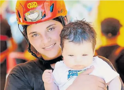  ??  ?? Yazmín, mamá de Joaquín. Cada vez que sale a una misión, el bebé queda a cargo de la abuela o de amigas.